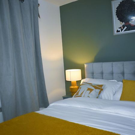 Luxury 2 Bed House With 3 Beds,3 Free Parking Lot In Dartford Near Town Centre, Adjacent Bus Stop, Train Station, Bluewater Mall, 25Mins To London City Airport,20 Miles From Central London Exterior photo