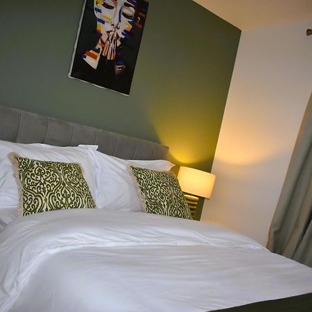 Luxury 2 Bed House With 3 Beds,3 Free Parking Lot In Dartford Near Town Centre, Adjacent Bus Stop, Train Station, Bluewater Mall, 25Mins To London City Airport,20 Miles From Central London Exterior photo