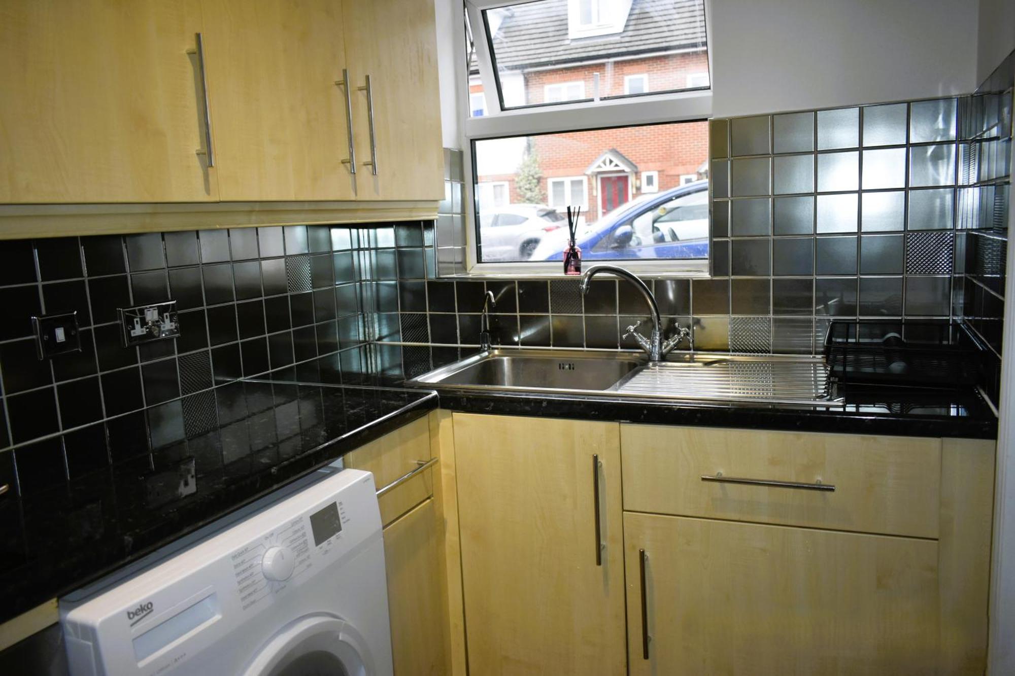 Luxury 2 Bed House With 3 Beds,3 Free Parking Lot In Dartford Near Town Centre, Adjacent Bus Stop, Train Station, Bluewater Mall, 25Mins To London City Airport,20 Miles From Central London Exterior photo