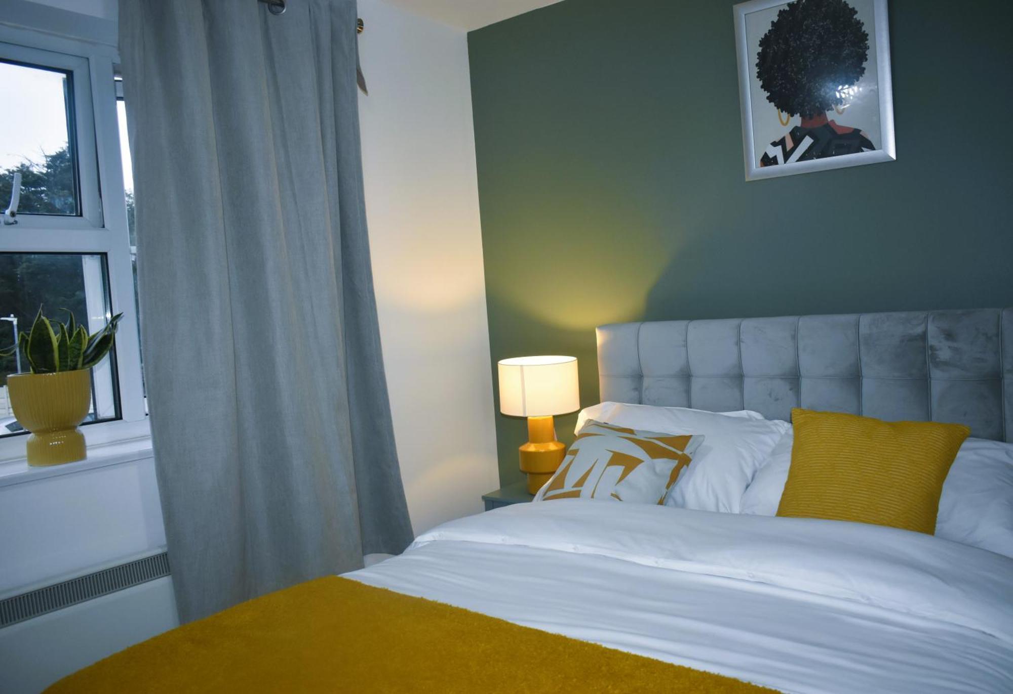 Luxury 2 Bed House With 3 Beds,3 Free Parking Lot In Dartford Near Town Centre, Adjacent Bus Stop, Train Station, Bluewater Mall, 25Mins To London City Airport,20 Miles From Central London Exterior photo