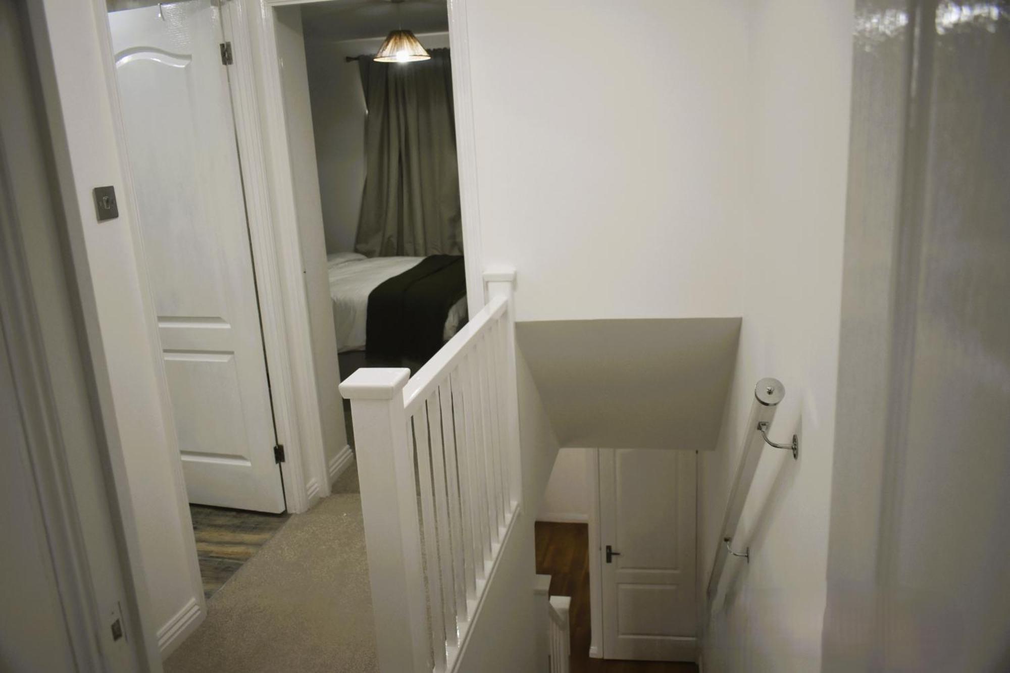 Luxury 2 Bed House With 3 Beds,3 Free Parking Lot In Dartford Near Town Centre, Adjacent Bus Stop, Train Station, Bluewater Mall, 25Mins To London City Airport,20 Miles From Central London Exterior photo