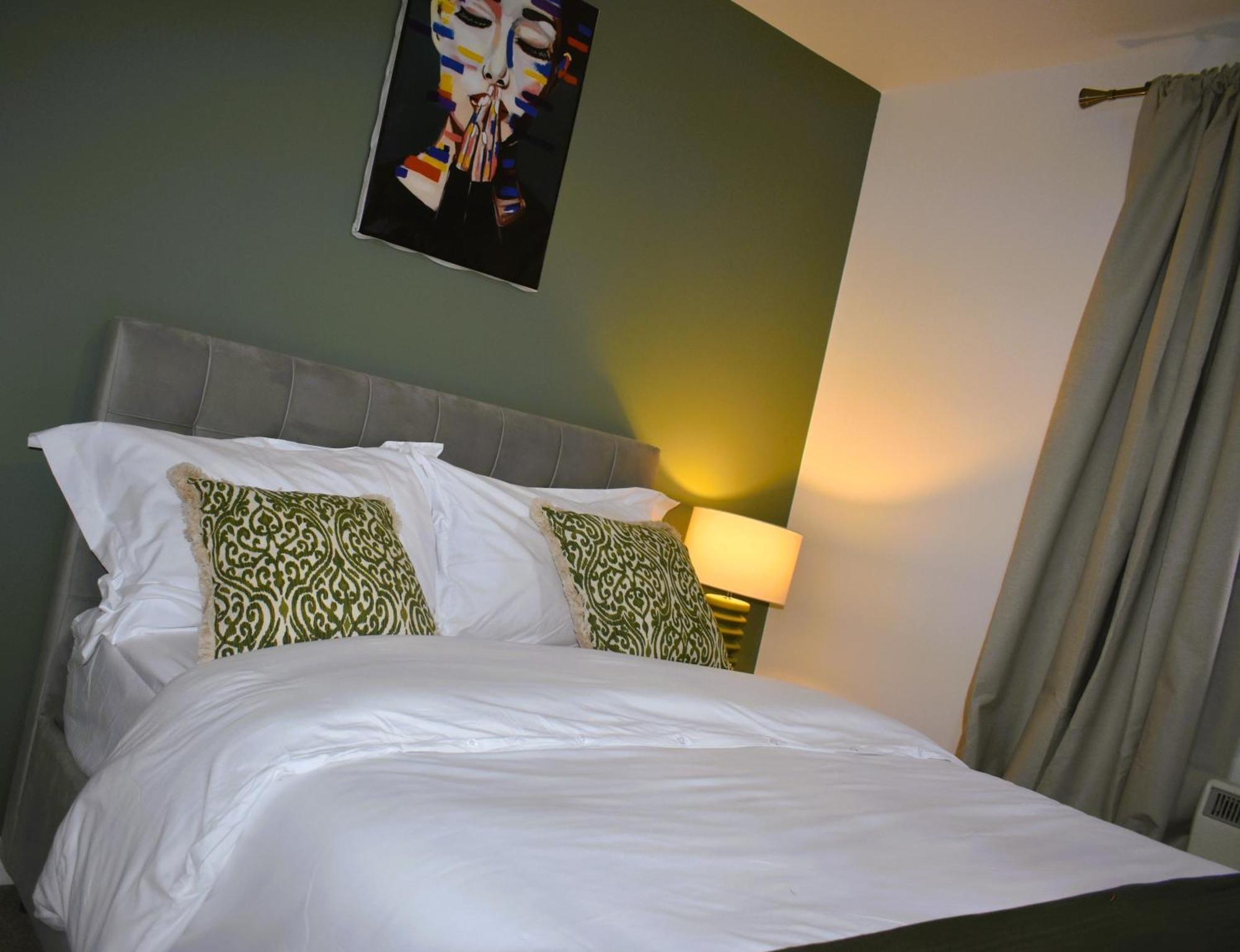 Luxury 2 Bed House With 3 Beds,3 Free Parking Lot In Dartford Near Town Centre, Adjacent Bus Stop, Train Station, Bluewater Mall, 25Mins To London City Airport,20 Miles From Central London Exterior photo