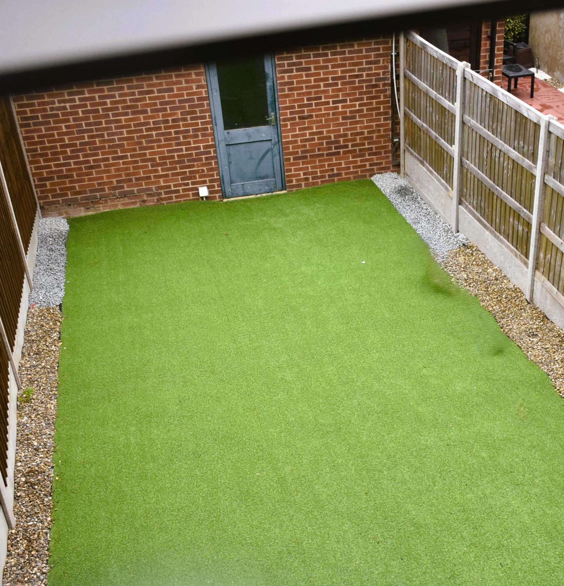 Luxury 2 Bed House With 3 Beds,3 Free Parking Lot In Dartford Near Town Centre, Adjacent Bus Stop, Train Station, Bluewater Mall, 25Mins To London City Airport,20 Miles From Central London Exterior photo